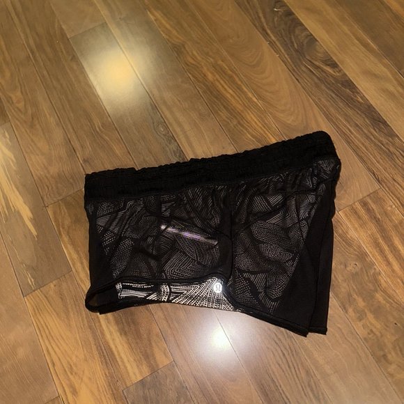 Lululemon City Sky Run By Black/White Dot Pattern Black Mesh Short Size 8 - Picture 3 of 3